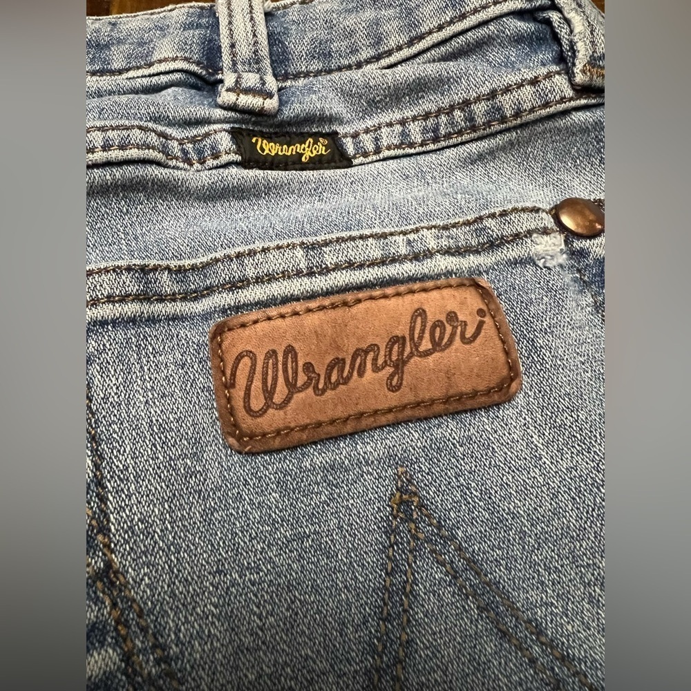 WRANGLER Retro Distressed Jean cutoff Shorts light rinse 28”. - Picture 3 of 10
